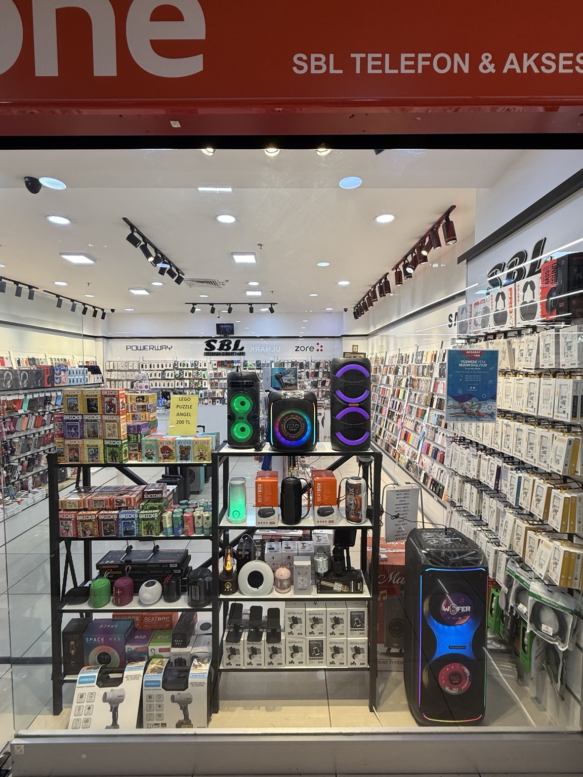 Vitrinde elektronik ve hoparlör ürünleri